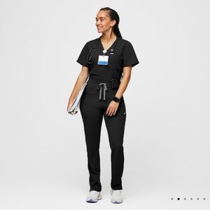 FIGS black scrub set